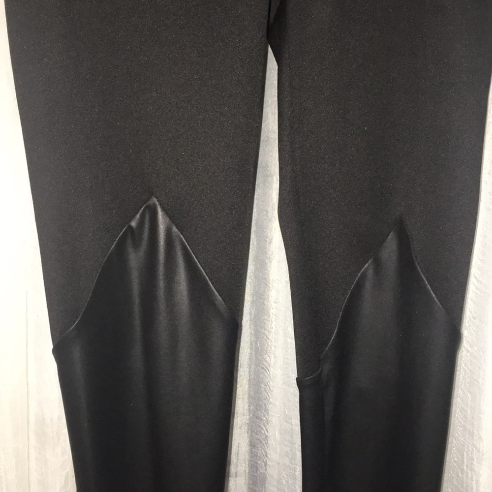 Shiny faux leather leggings